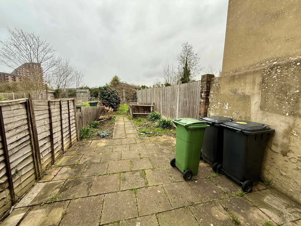 Lot: 175 - HOUSE FOR IMPROVEMENT - Garden to rear